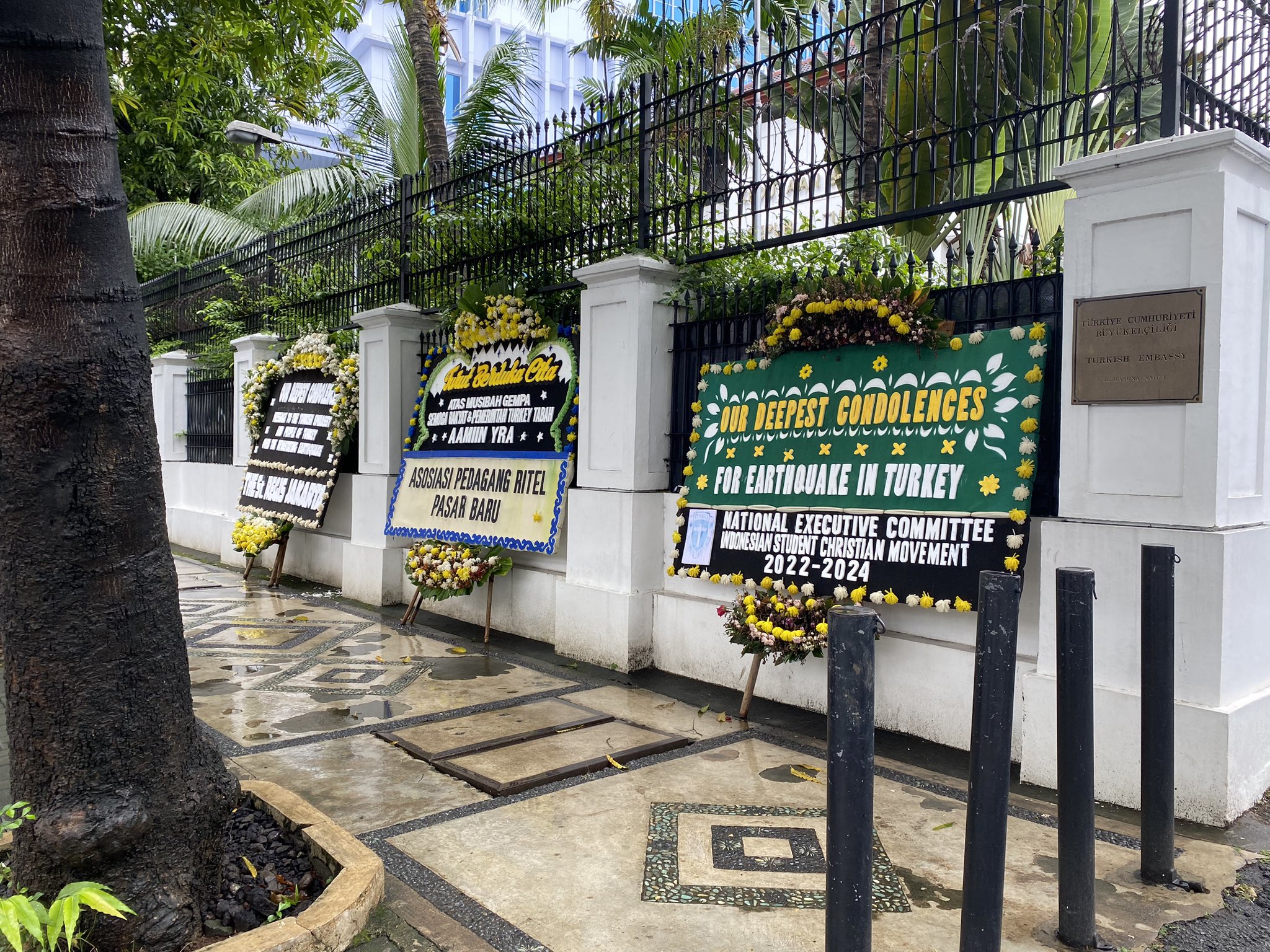 Bukti terpasang karangan bunga Papan Duka Cita Kristiani Rumah Duka Grand Heaven Pluit di Grand Heaven Funeral Home Ruang 108, Pluit, Jakarta Utara